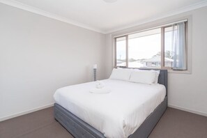 4 bedrooms, iron/ironing board, WiFi, bed sheets - Spacious 4-Bedroom Home | Near University & Shops (Werrington)