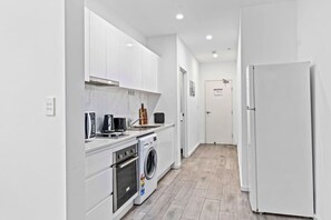 Private kitchen - Burwood 1Br apt nearTrain/Shopping street parking (Burwood)