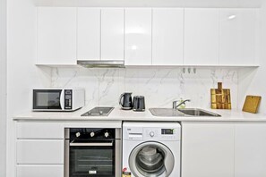 Private kitchen - Burwood 1Br apt nearTrain/Shopping street parking (Burwood)