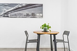 Dining - Burwood 1Br apt nearTrain/Shopping street parking (Burwood)