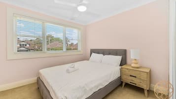 6 bedrooms, desk, iron/ironing board, WiFi