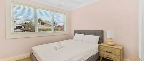 6 bedrooms, desk, iron/ironing board, WiFi