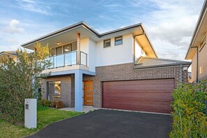 Exterior - The Pond sweet 4 br home by Coles with&WiFi (The Ponds)