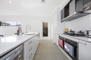 Fridge, microwave, oven, stovetop - The Pond sweet 4 br home by Coles with&WiFi (The Ponds)