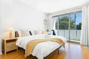 Iron/ironing board, WiFi, bed sheets - Large Family-Friendly House｜Central Riverwood Stay (Riverwood)