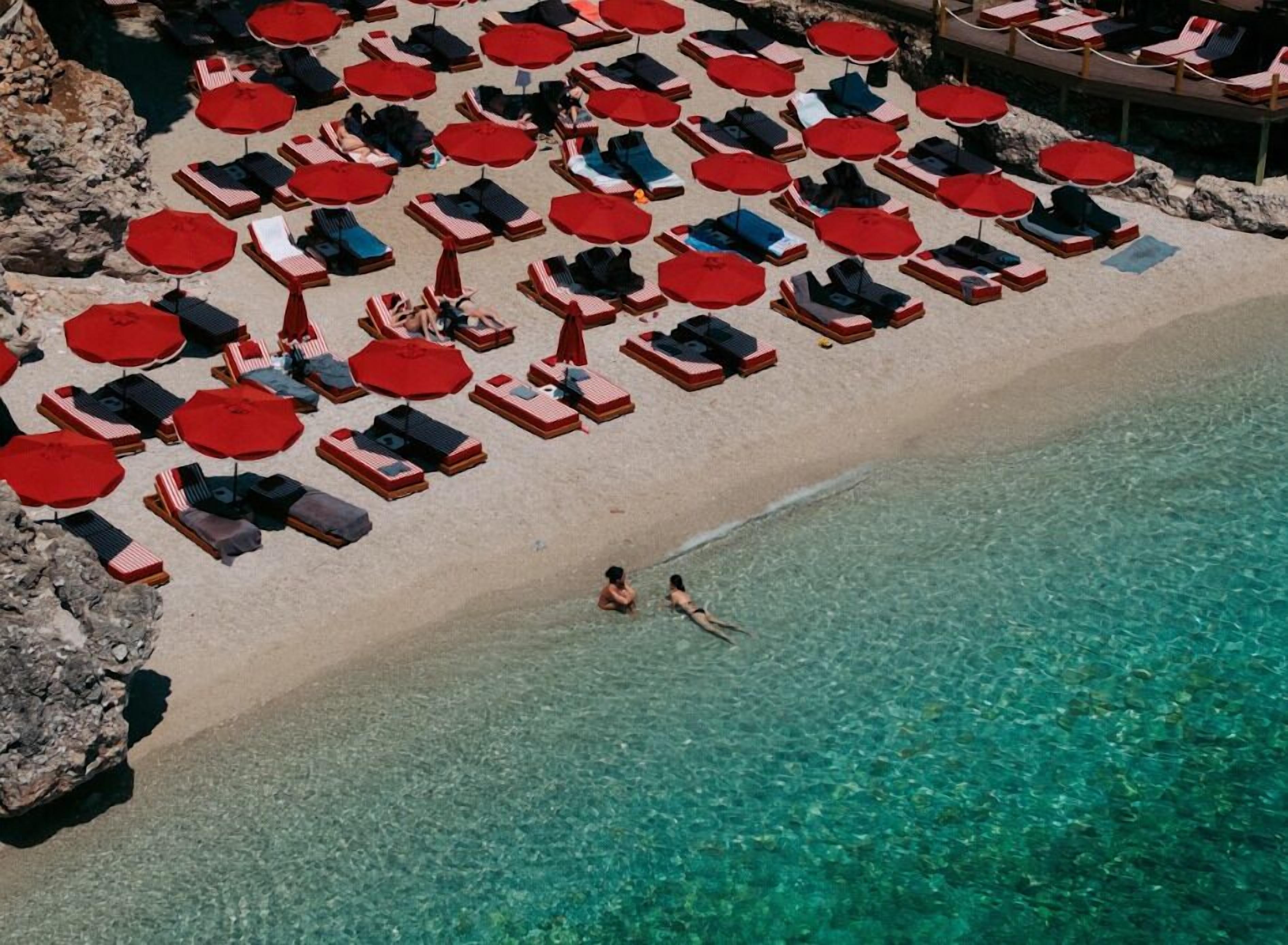 Playa privada, cabañas de playa, tumbonas y sombrillas