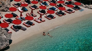 Playa privada, cabañas de playa, tumbonas y sombrillas