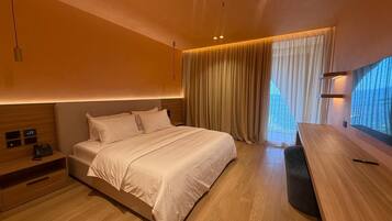 Frette Italian sheets, premium bedding, minibar, in-room safe
