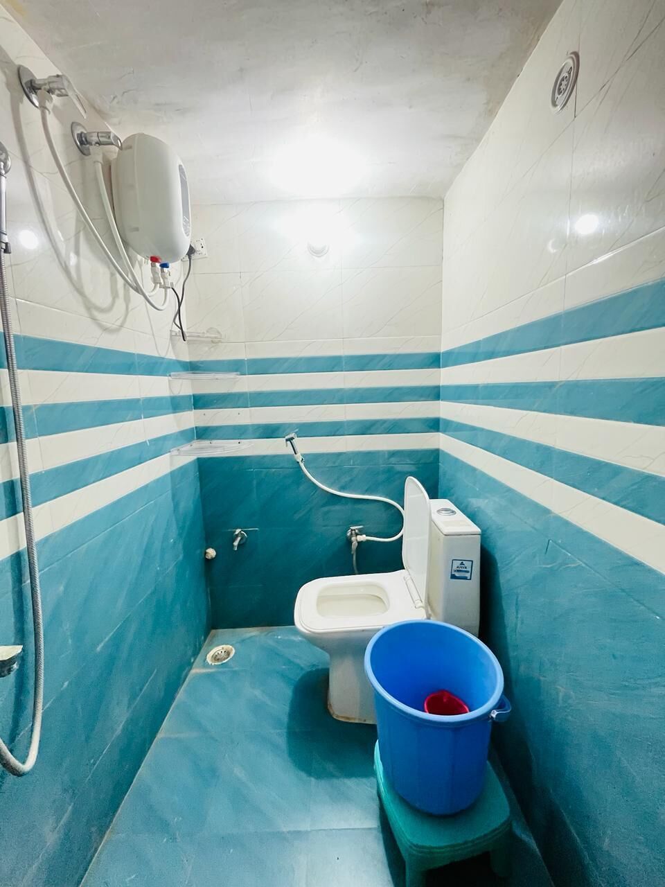 Eenvoudige eenpersoonskamer | Badkamer | Een douche, gratis toiletartikelen, zeep, shampoo