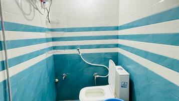 Phòng đơn cơ bản | Phòng tắm | Buồng tắm vòi sen, đồ dùng nhà tắm miễn phí, xà phòng, dầu gội