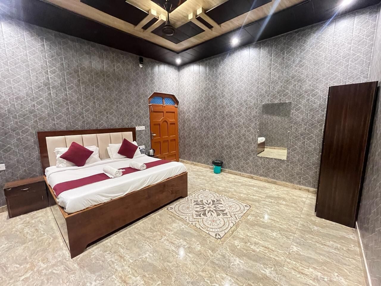 Quarto solteiro básico | Roupas de cama premium, Wi-Fi de cortesia