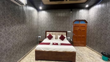 Quarto solteiro básico | Roupas de cama premium, Wi-Fi de cortesia