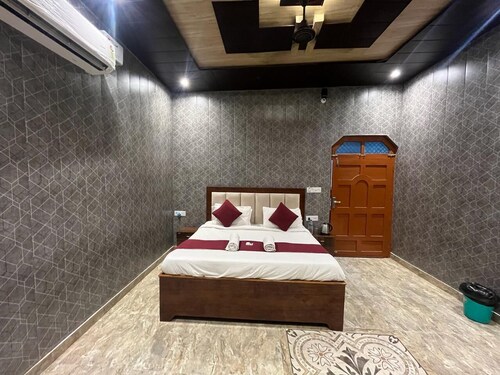 Roomshala Shreeji Palace 