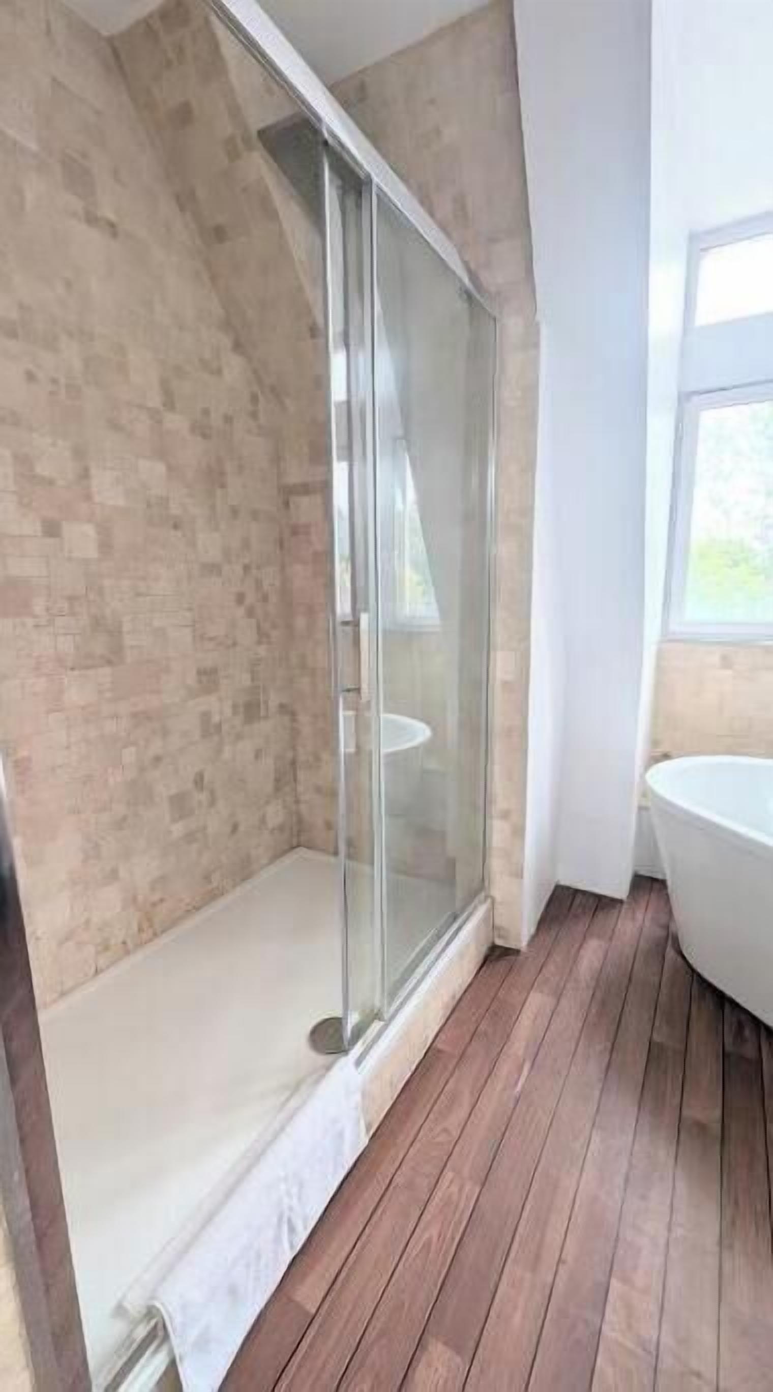 Douche, sèche-cheveux, serviettes fournies, savon