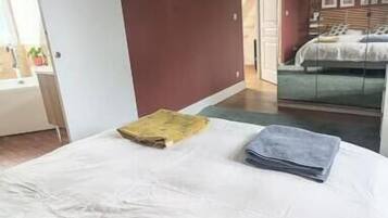 4 bedrooms, iron/ironing board, travel crib, WiFi (free)