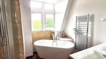 Douche, sèche-cheveux, serviettes fournies, savon