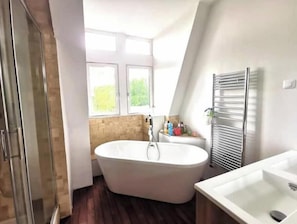 Ducha, secador de pelo, toallas, jabón