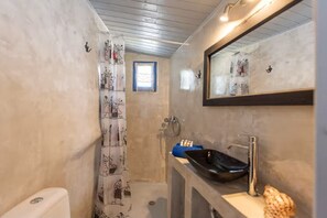 Haartrockner, Handtücher, Seife, Toilettenpapier