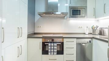 Coffee/tea maker, fridge, microwave, oven