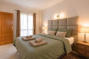 Tabla de planchar con plancha, wifi y ropa de cama 