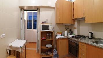 Habitació estàndard, vistes a la ciutat | Cuina privada | Frigorífic, microones, forn i placa de cuina
