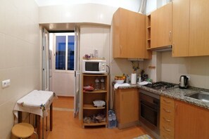 Habitació estàndard, vistes a la ciutat | Cuina privada | Frigorífic, microones, forn i placa de cuina 