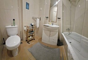Habitació estàndard, vistes a la ciutat | Bany | Banyera, tovalloles, sabó i xampú 