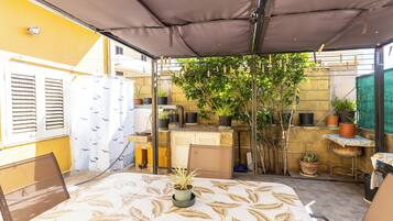 Apartamento, patio | Restaurante al aire libre