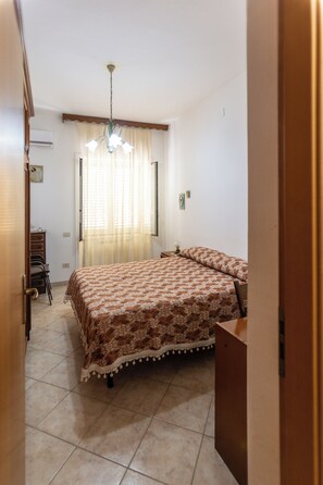 Ein Schlafzimmer mit einem Bett, einem Schreibtisch und einem Stuhl.