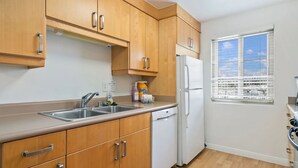 ماكينة لصنع القهوة/الشاي، ثلاجة، ميكروويف، فرن