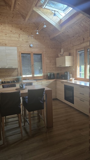 Coffee/tea maker, fridge, oven, stovetop