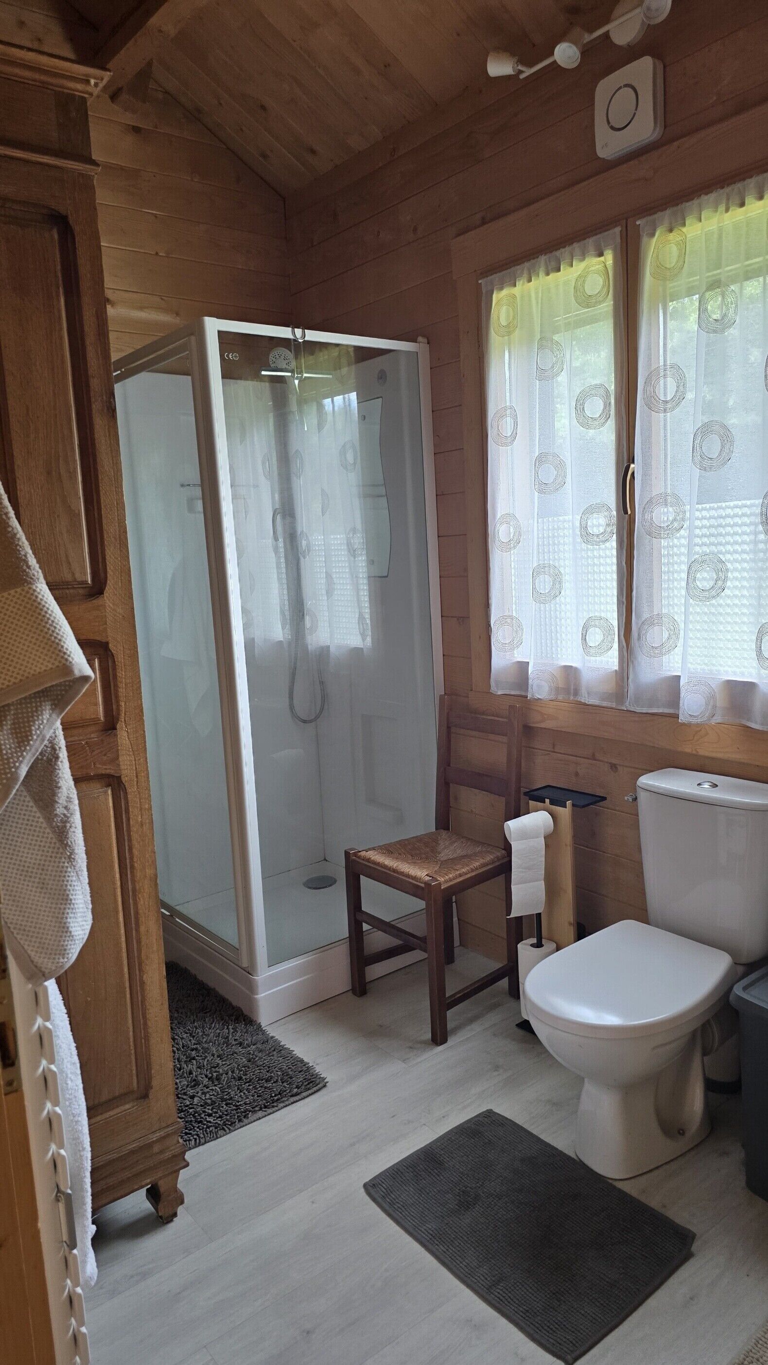 Douche, sèche-cheveux, serviettes fournies, savon