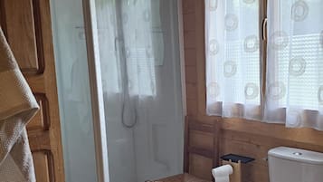 Douche, sèche-cheveux, serviettes fournies, savon