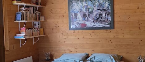 3 bedrooms, iron/ironing board, WiFi (free), bed sheets