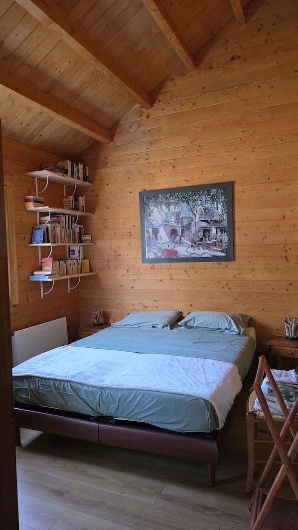 3 bedrooms, iron/ironing board, WiFi (free), bed sheets