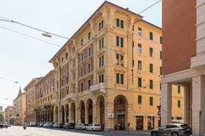 A multi-story building with classical architecture, featuring arched windows and a central entrance. - Irnerio Apts - Olive Green by Wonderful Italy (Bologna)