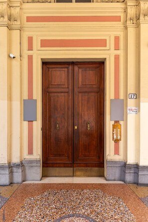 A double wooden door with a security camera and a sign indicating room number 17. - Irnerio Apts - Olive Green by Wonderful Italy (Bologna)