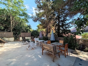 Outdoor dining - Comfortable 2-bedroom apartment in fisherman village Bigova, close to the beach (Bigova)