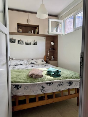 Room - Comfortable 2-bedroom apartment in fisherman village Bigova, close to the beach (Bigova)