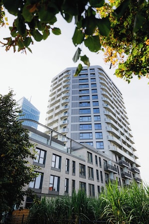 A multi-story building with a modern architectural design, featuring balconies and large windows. - Olivia Pulse Gdańsk (Gdańsk)