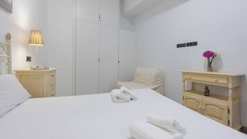 Een strijkplank/strijkijzer, wifi, beddengoed