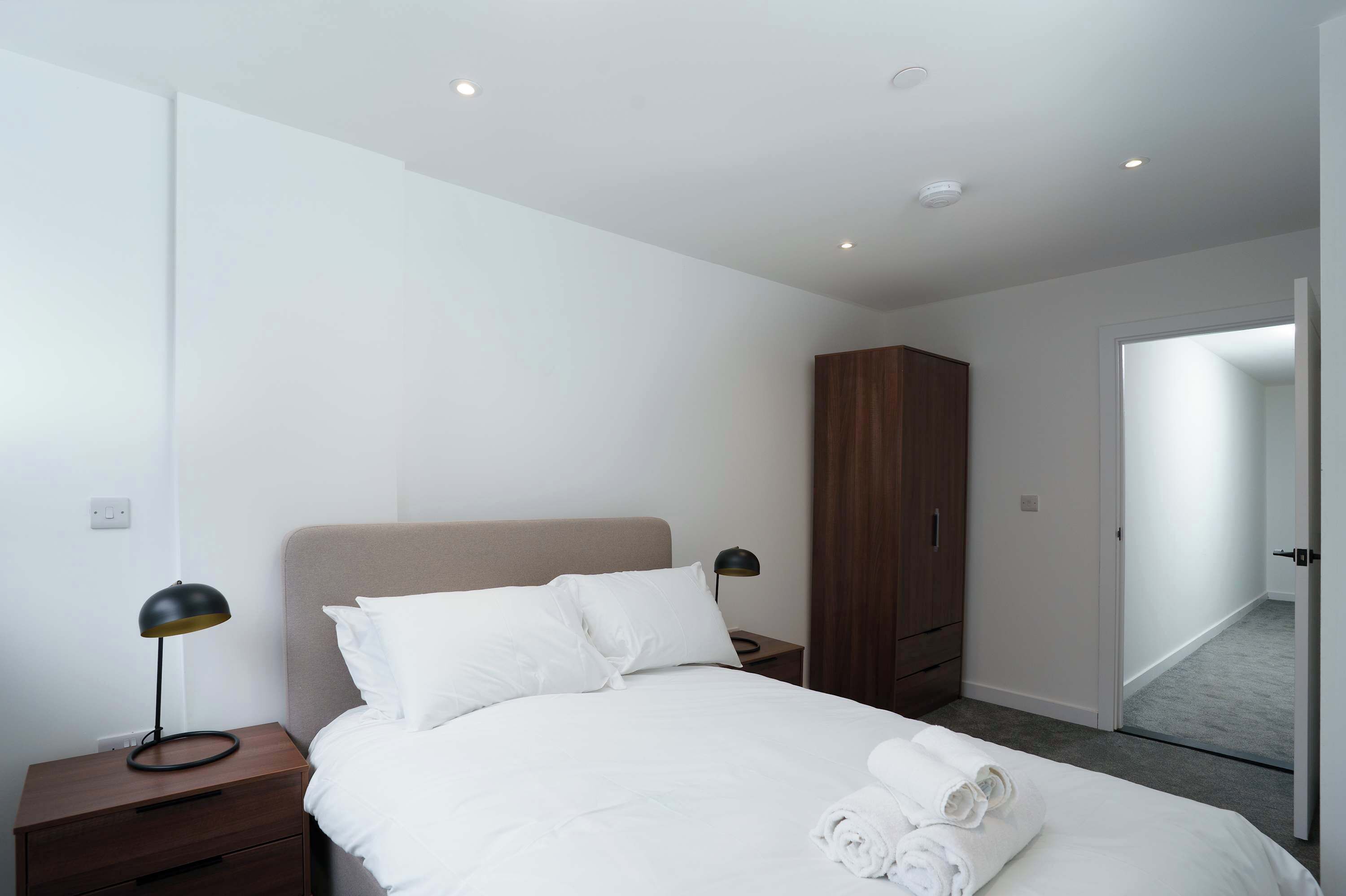 Desk, iron/ironing board, WiFi, bed sheets