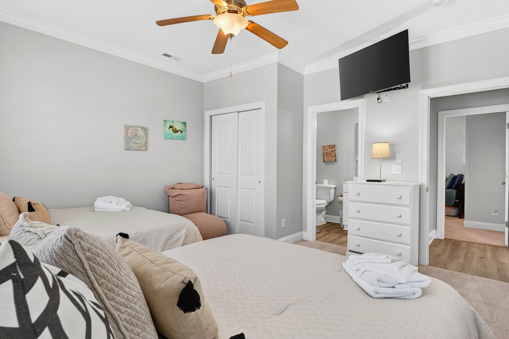8 bedrooms, bed sheets