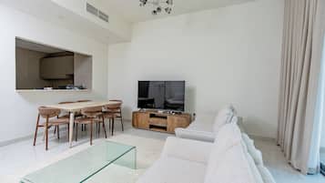 Familie huis | Woonruimte | Een 65-inch smart-tv met digitale zenders, Netflix en streamingdiensten