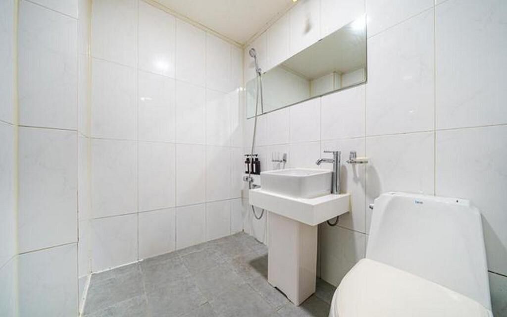 Ducha, secador de pelo, toallas, jabón