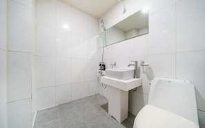 Shower, hair dryer, towels, soap - Bucheon The Seolleim Hotel Stay (Bucheon)