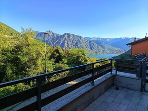 A balcony with a view of a mountain range and a lake. - Casa Panorama — 50 square meters of garden with a hot tub and a view of the lake (Laino)