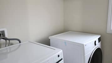 House, 3 Bedrooms | Laundry