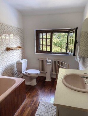 Bathroom - Vrbo Property (Breuilpont)