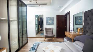 Luxe appartement, 2 slaapkamers, balkon, uitzicht op zee | Een bureau, een laptopwerkplek, geluiddichte muren